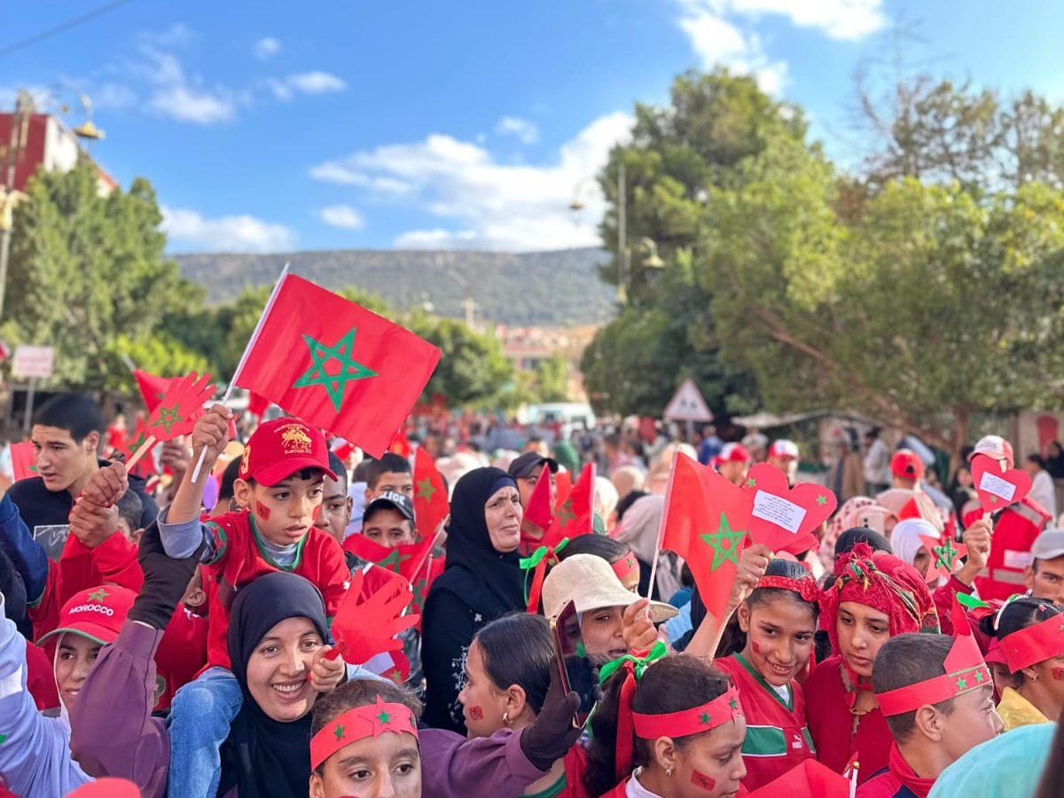 Enfants de Demnate avec des drapeaux du Maroc