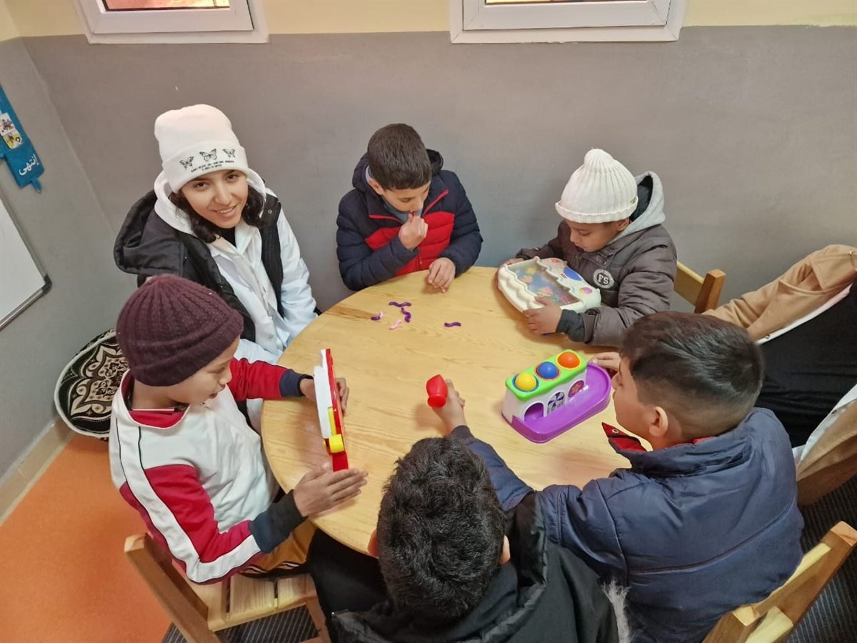 Activité éducative quotidienne avec les enfants au centre